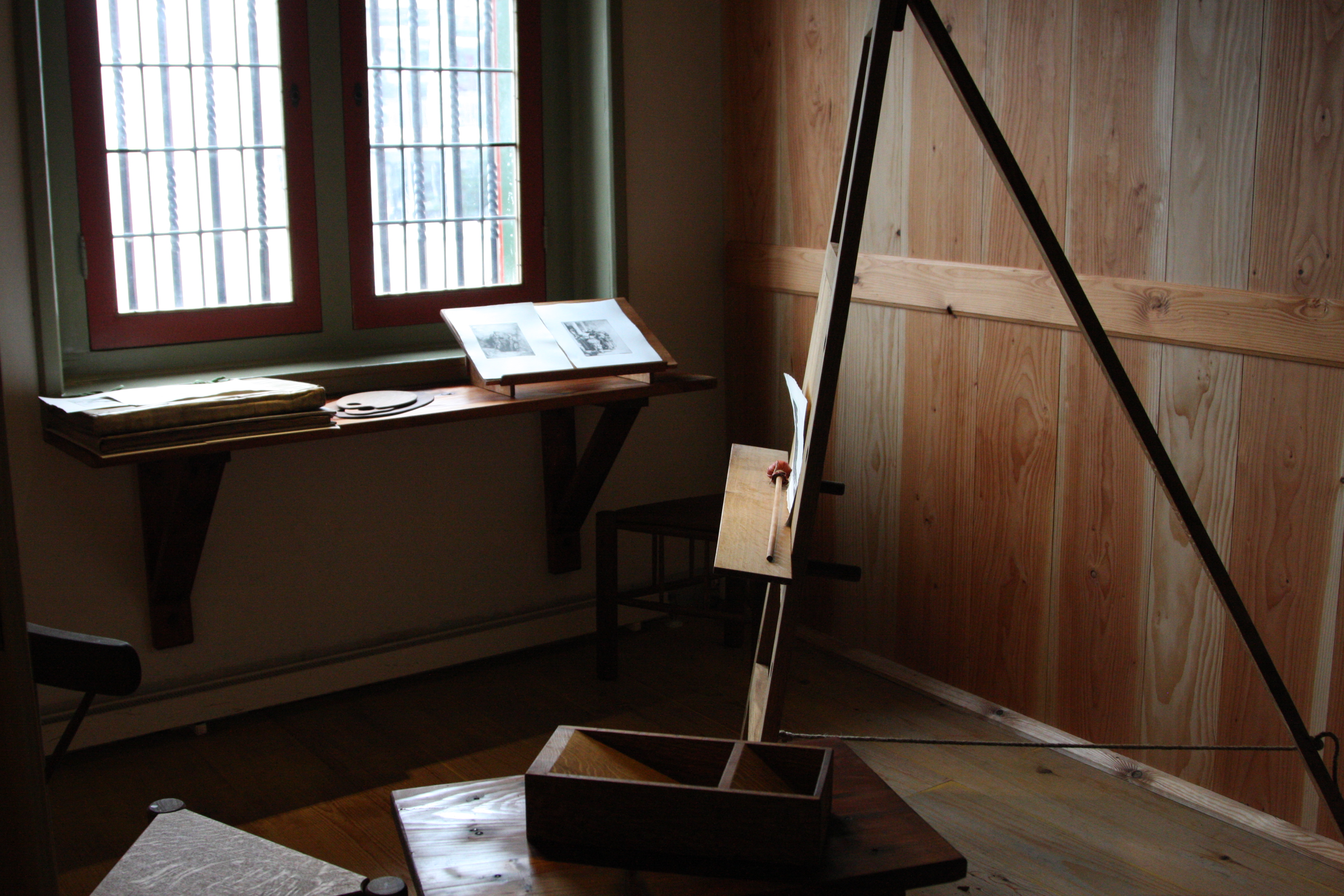 Easel in front of a window in Museum Het Rembrandthuis in Amsterdam