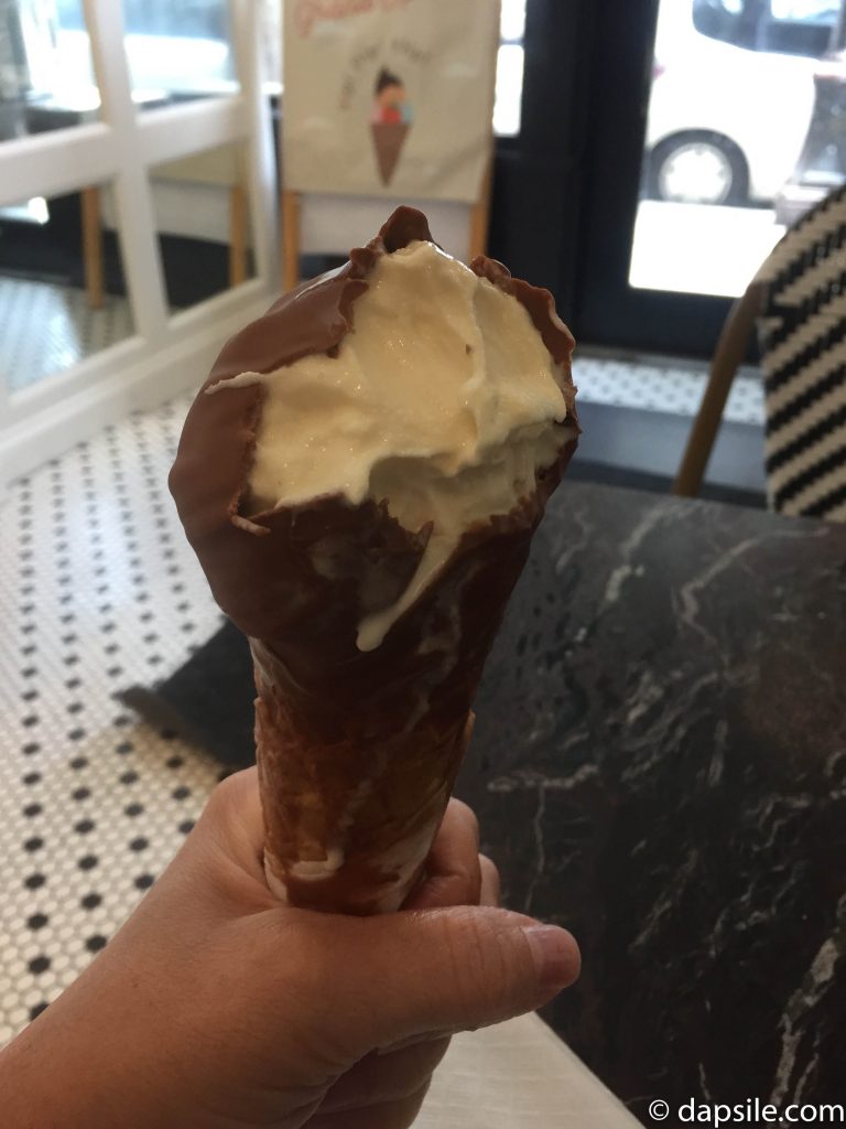 Cacao 70 dripping Dipped Cone